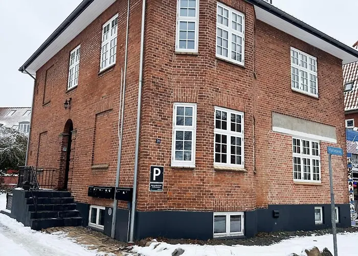 Apartment And Unique Basement With Parking *